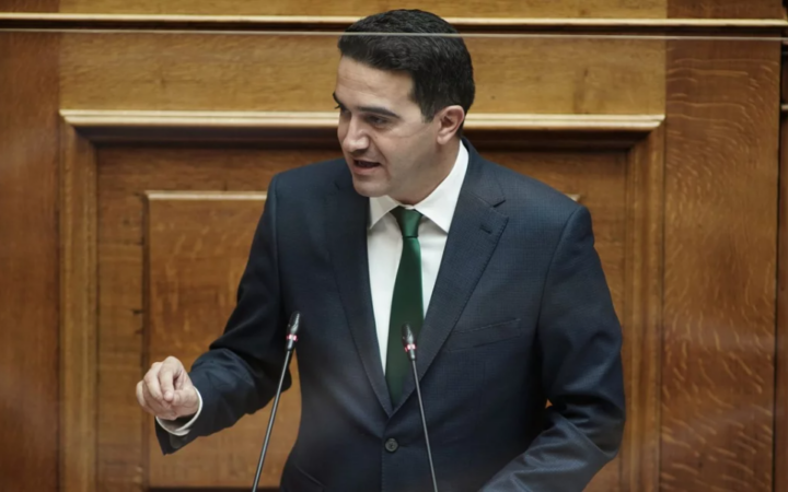 Ο Μιχάλης Κατρίνης μιλά από το βήμα της Βουλής