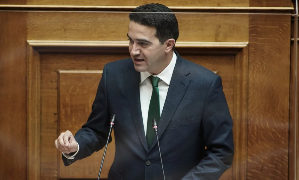 Ο Μιχάλης Κατρίνης μιλά από το βήμα της Βουλής
