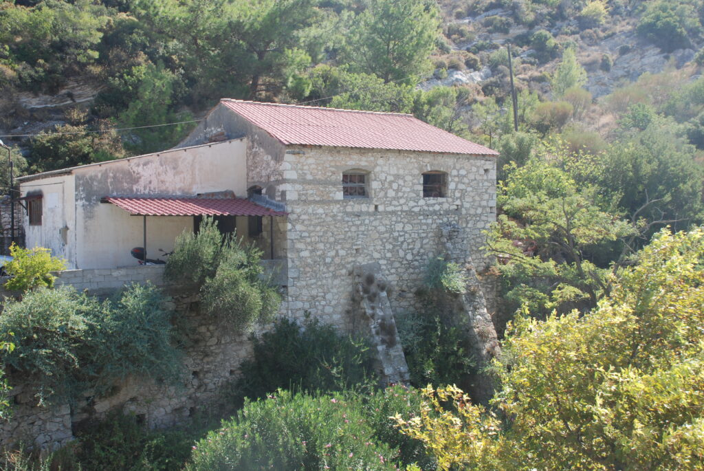 Το κτίριο της παλιάς ηλεκτρικής εγκατάστασης στη Χώρα Σάμου