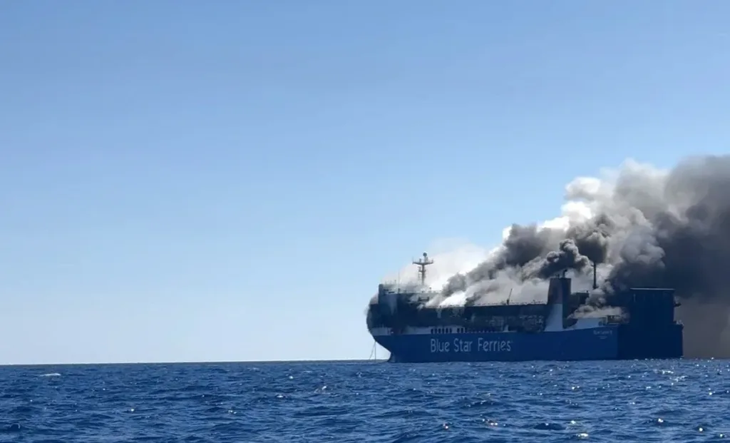 Το πλοίο Blue Carrier 2 κατά τη διάρκεια της πυρκαγιάς