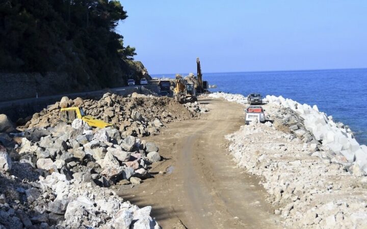 Εκσκαφείς, χωματουργικές εργασίες και ογκόλιθοι δίπλα στη θάλασσα, στο εργοτάξιο της οδού Σάμου–Καρλοβάσου.