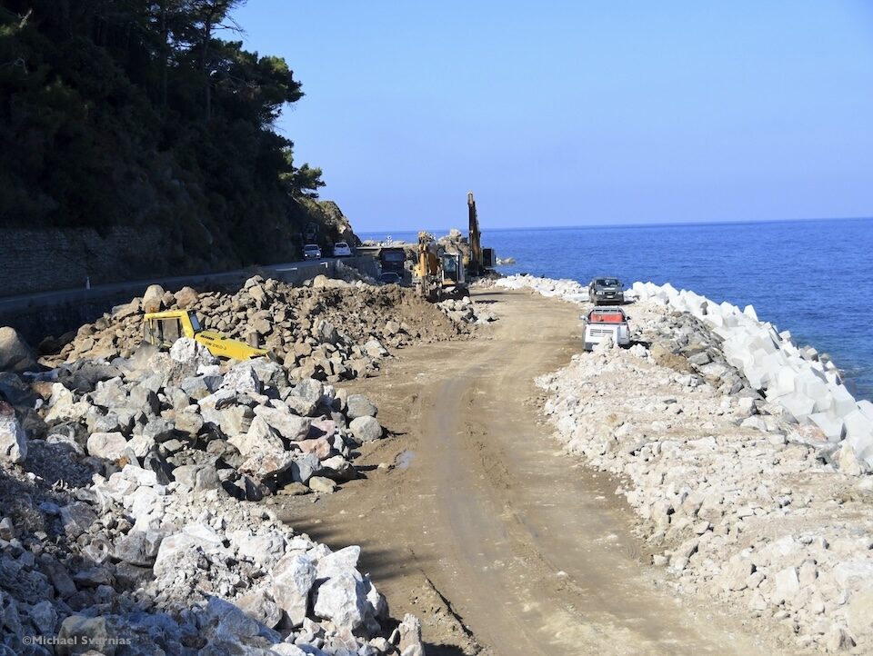 Εκσκαφείς, χωματουργικές εργασίες και ογκόλιθοι δίπλα στη θάλασσα, στο εργοτάξιο της οδού Σάμου–Καρλοβάσου.