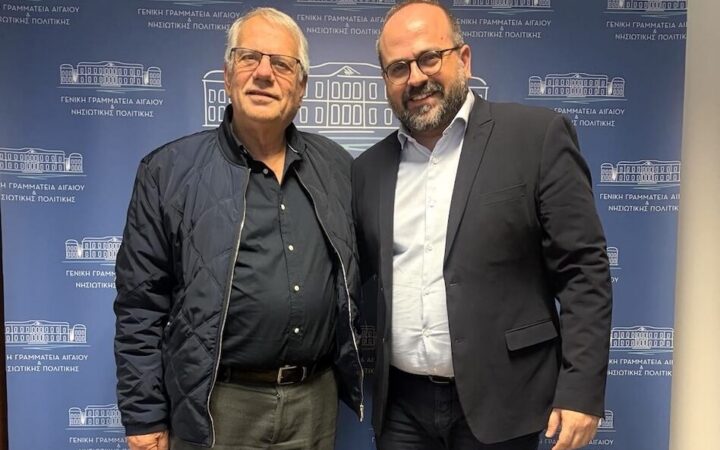 Ο δήμαρχος Δυτικής Σάμου Θεμιστοκλής Παπαθεοφάνους, αριστερά, σε συνάντηση στη Γενική Γραμματεία Αιγαίου και Νησιωτικής Πολιτικής.