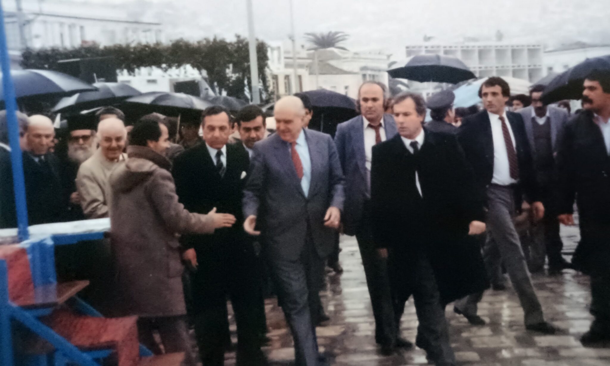 Ο Ανδρέας Παπανδρέου και η συνοδεία του στην πλατεία Πυθαγόρα της Σάμου, τον Δεκέμβριο του 1983.