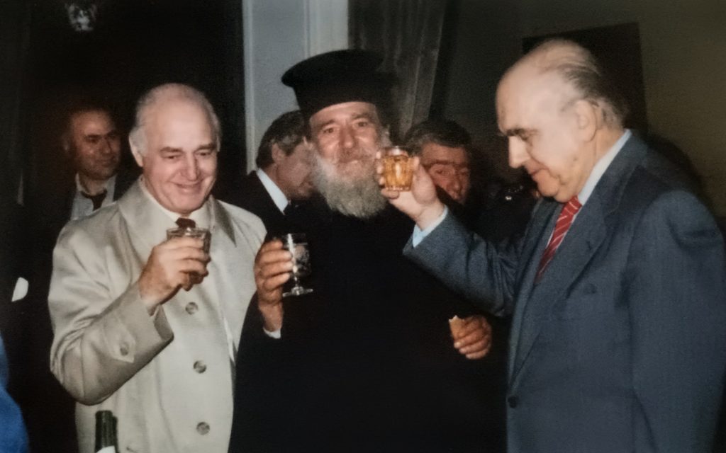 Ο Ανδρέας Παπανδρέου κάνει πρόποση με σαμιώτικο μοσχάτο στη Σάμο το 1983, παρουσία του Μένιου Κουτσόγιωργα και του παπά Νικόλα.