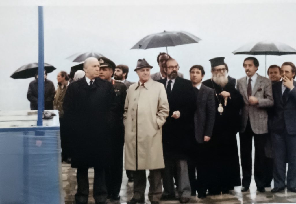 Το κυβερνητικό κλιμάκιο του Ανδρέα Παπανδρέου στη Σάμο το 1983, με τους Μένιο Κουτσόγιωργα, Πέτρο Μόραλη και Γιώργο Γεωργιάδη.