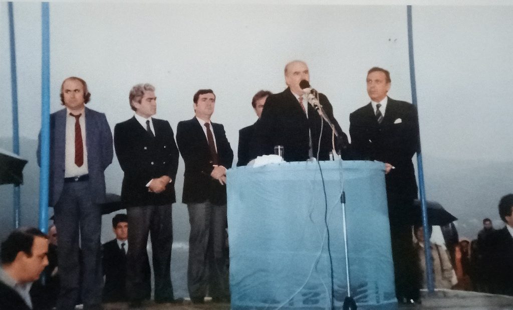 Ο Ανδρέας Παπανδρέου μιλά από εξέδρα στην πλατεία Πυθαγόρα της Σάμου τον Δεκέμβριο του 1983.