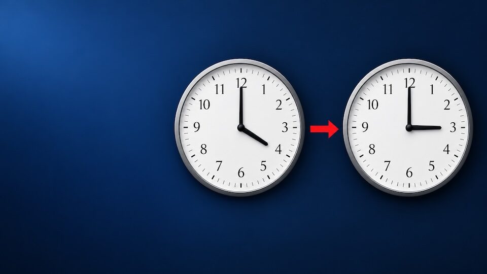 Δύο ρολόγια δείχνουν 04:00 και 03:00, με κόκκινο βέλος ανάμεσά τους για την επιστροφή στη χειμερινή ώρα.