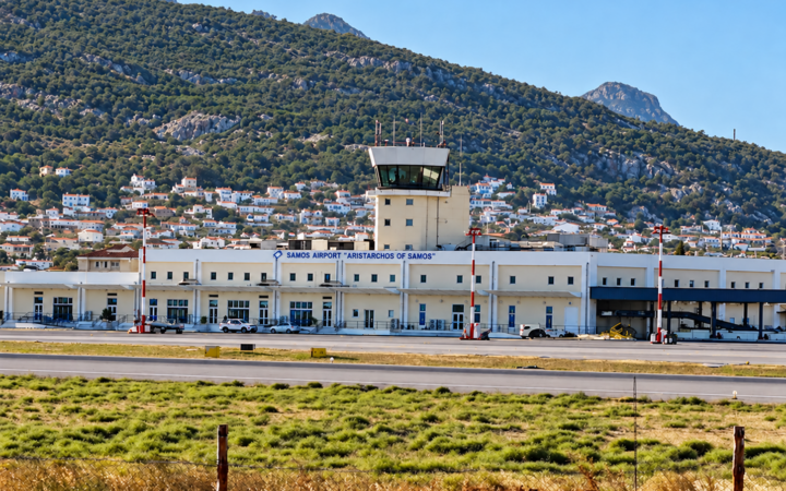 Το κτίριο και ο πύργος ελέγχου του αεροδρομίου Σάμου «Αρίσταρχος ο Σάμιος».