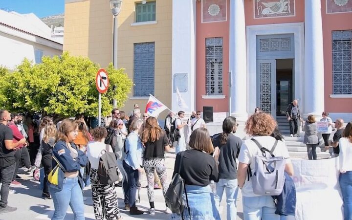 Συγκεντρωμένοι έξω από την Εθνική Τράπεζα στο Βαθύ Σάμου σε διαμαρτυρία κατά πλειστηριασμού πρώτης κατοικίας.