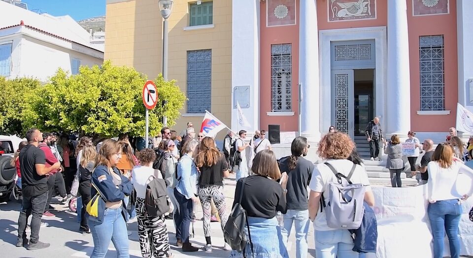 Συγκεντρωμένοι έξω από την Εθνική Τράπεζα στο Βαθύ Σάμου σε διαμαρτυρία κατά πλειστηριασμού πρώτης κατοικίας.