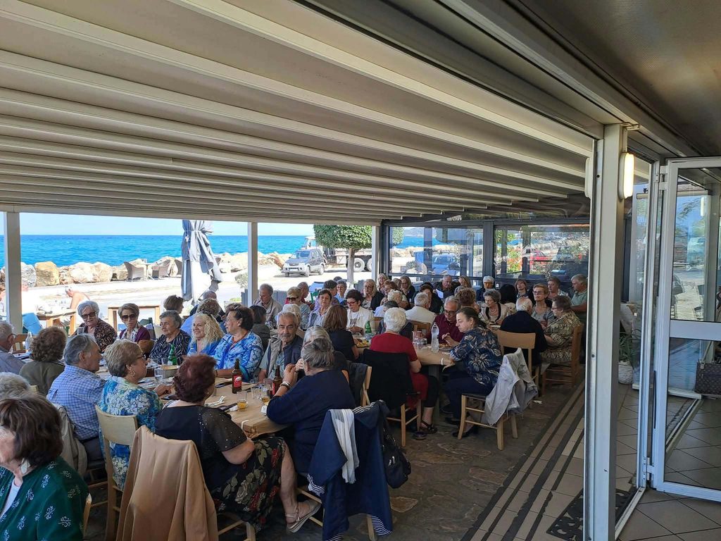 Μέλη του ΚΑΠΗ Ανατολικής Σάμου στα τραπέζια του εστιατορίου «Φευγάτος», στον Άγιο Κωνσταντίνο.