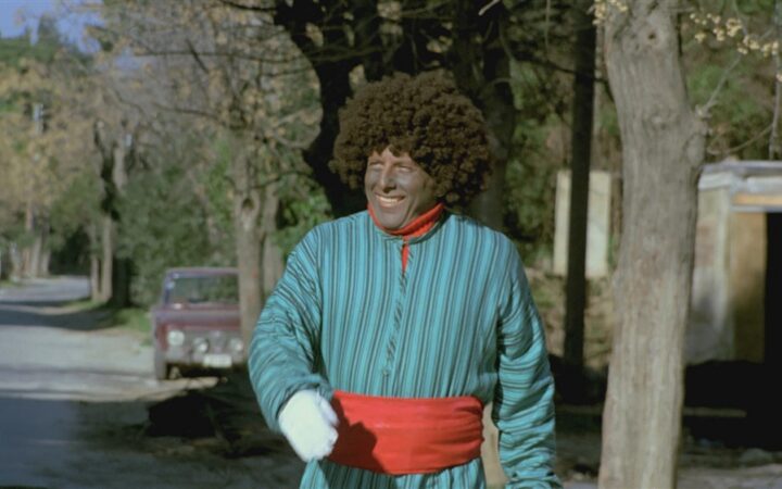 Ο Κώστας Βουτσάς με blackface στην ταινία «Τον αράπη κι αν τον πλένεις το σαπούνι σου χαλάς» (1973).