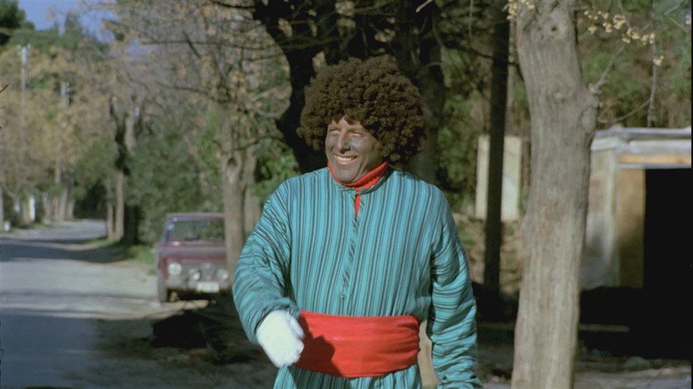 Ο Κώστας Βουτσάς με blackface στην ταινία «Τον αράπη κι αν τον πλένεις το σαπούνι σου χαλάς» (1973).