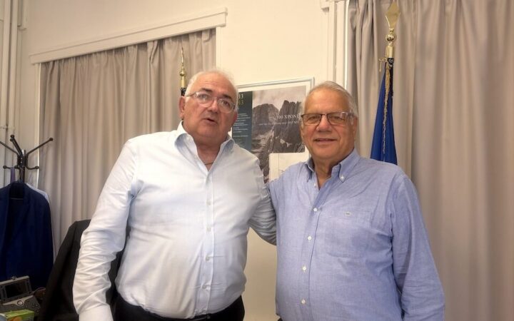 Ο δήμαρχος Δυτικής Σάμου Θεμιστοκλής Παπαθεοφάνους, αριστερά, με τον Σάββα Χιονίδη κατά τη συνάντησή τους στην Αθήνα.