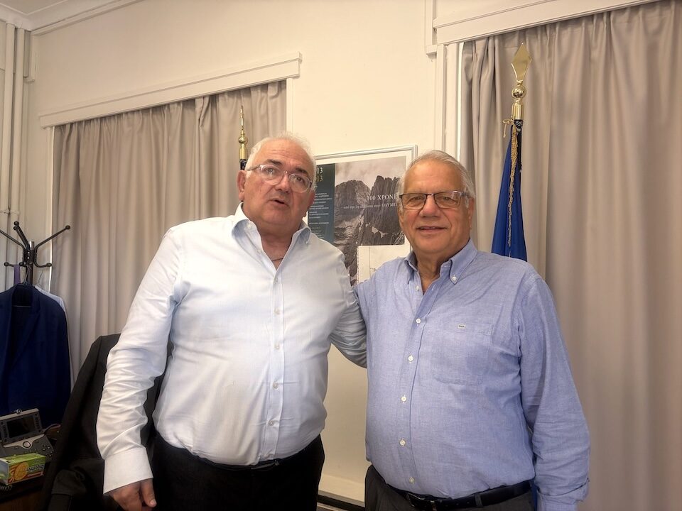 Ο δήμαρχος Δυτικής Σάμου Θεμιστοκλής Παπαθεοφάνους, αριστερά, με τον Σάββα Χιονίδη κατά τη συνάντησή τους στην Αθήνα.