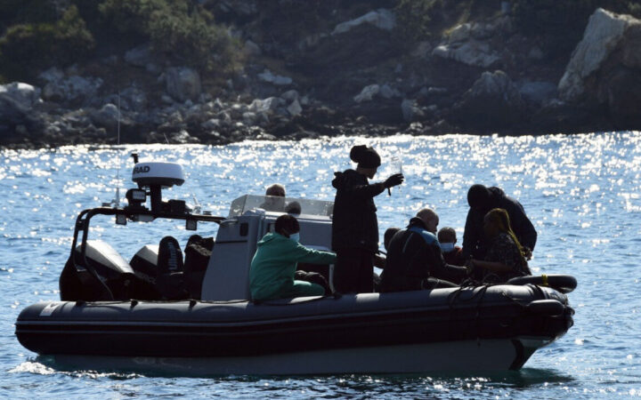 Άνθρωποι σε φουσκωτό σκάφος κοντά σε βραχώδη ακτή της Σάμου.