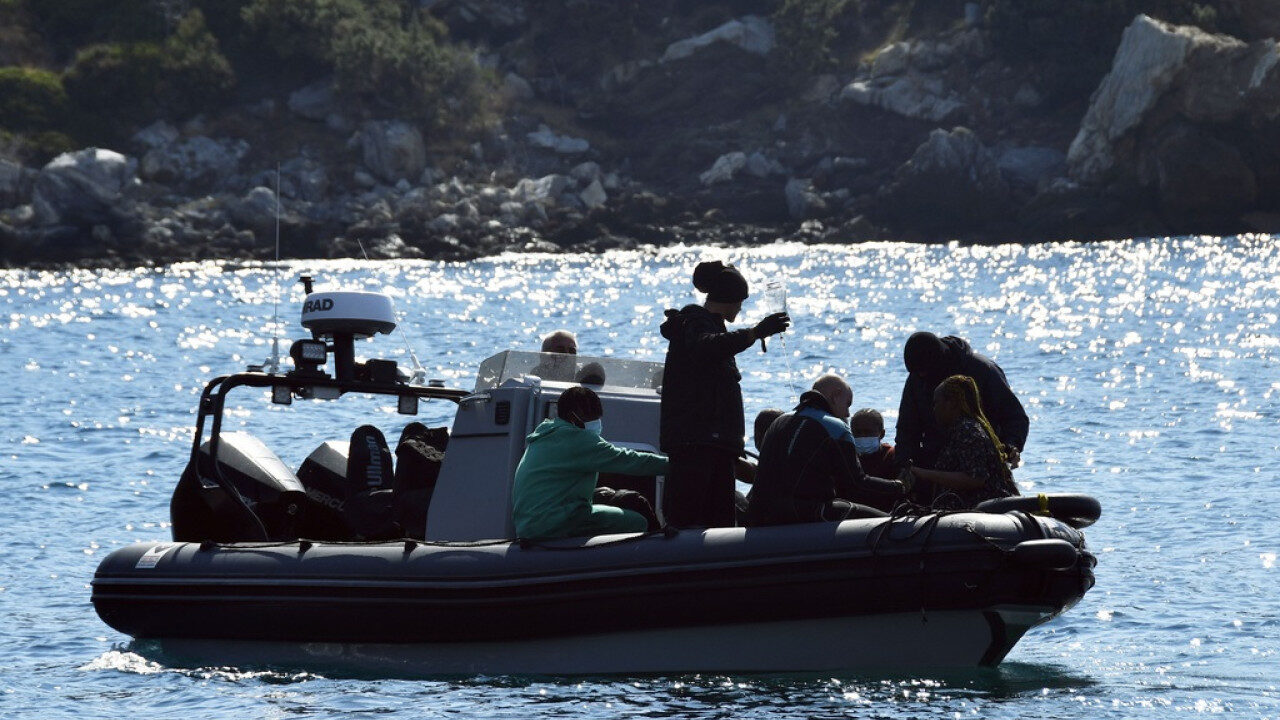 Άνθρωποι σε φουσκωτό σκάφος κοντά σε βραχώδη ακτή της Σάμου.